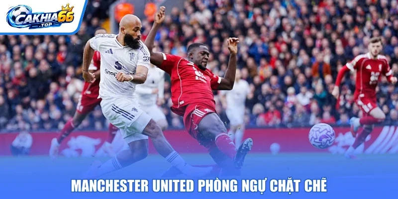 Manchester United phòng ngự chặt chẽ